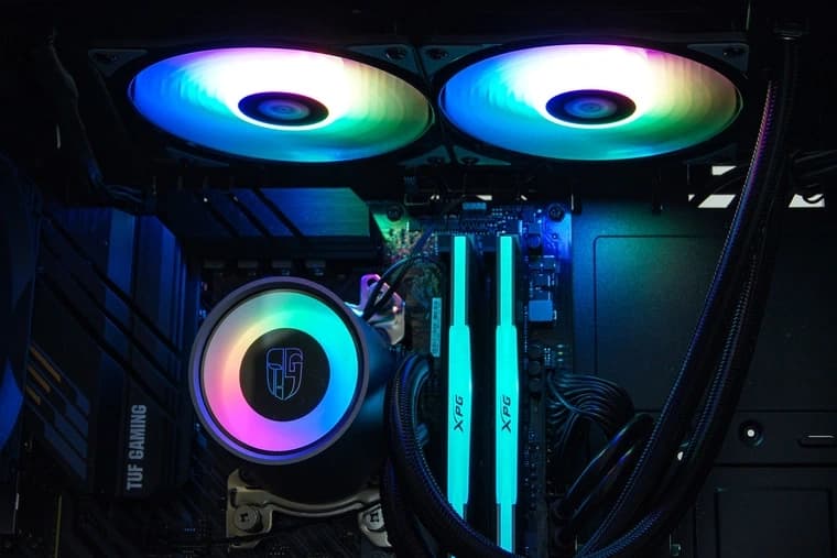 CASTLE 240 – Система жидкостного охлаждения с RGB-подсветкой